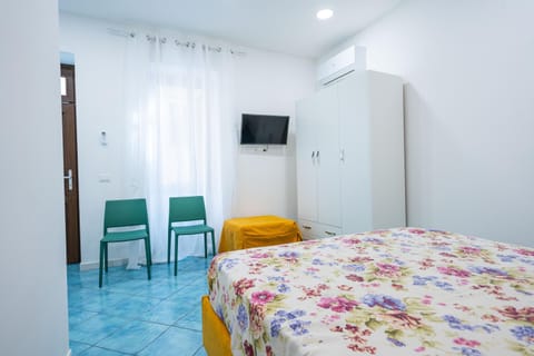 Bed, TV and multimedia, air conditioner