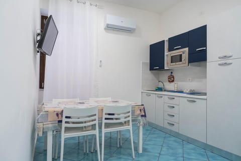 TV and multimedia, Kitchen or kitchenette, oven, air conditioner