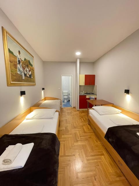 Bed, TV and multimedia, Photo of the whole room, Seating area, Bedroom
