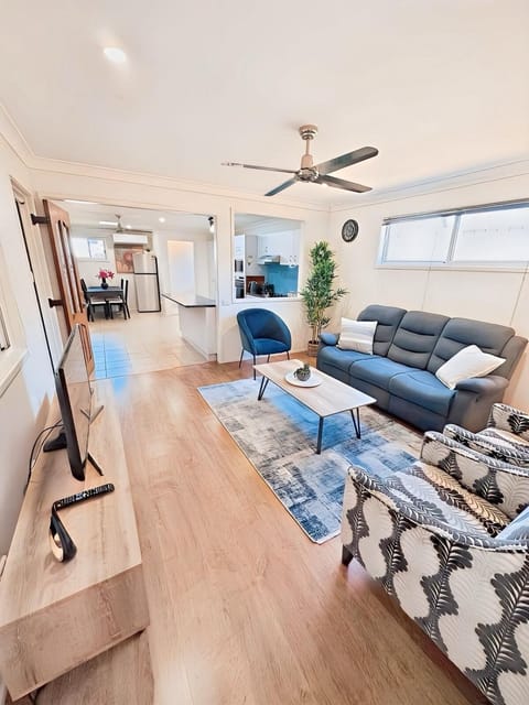 TV and multimedia, Kitchen or kitchenette, Living room, Dining area