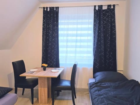 Bed, Photo of the whole room, Seating area, Dining area, Bedroom