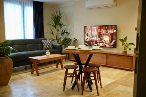 TV and multimedia, Living room, Seating area, Dining area, air conditioner