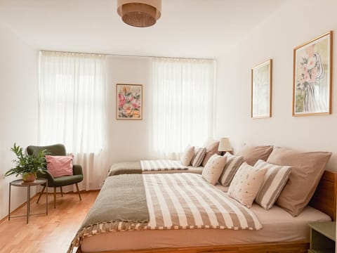 Bed, Photo of the whole room, Seating area, Bedroom