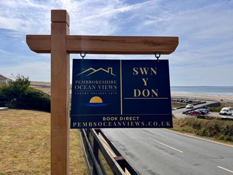 Swn Y Don - Modern Luxury Steps from Newgale Beach Bliss for up to 10 People House in Nolton and Roch