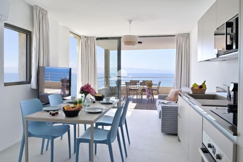 Balcony/Terrace, Kitchen or kitchenette, Living room, Seating area, Dining area, Sea view, microwave, stove, air conditioner
