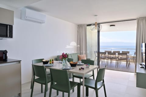 TV and multimedia, View (from property/room), Balcony/Terrace, Living room, Dining area, Sea view, air conditioner