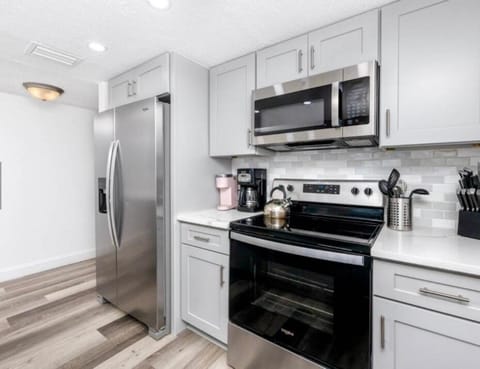 Beachfront 3-Bed I Location! Stunning Sunsets Apartment in Clearwater Beach