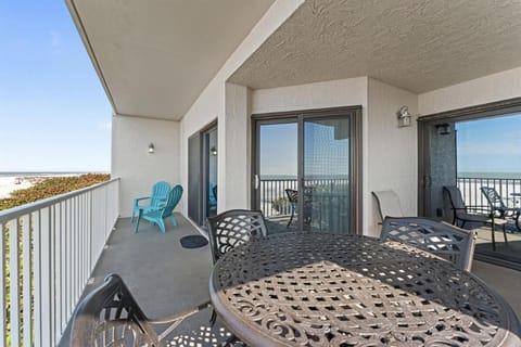 Beachfront 3-Bed I Location! Stunning Sunsets Apartment in Clearwater Beach