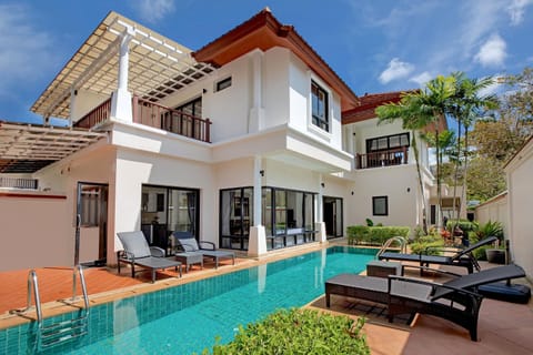 Property building, Patio, Day, Swimming pool, sunbed