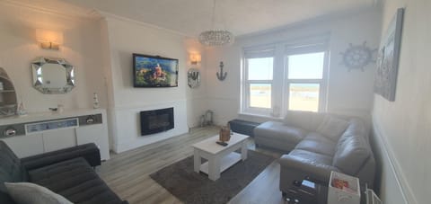 3 Harbour Views Apartment in Rhôs-on-Sea