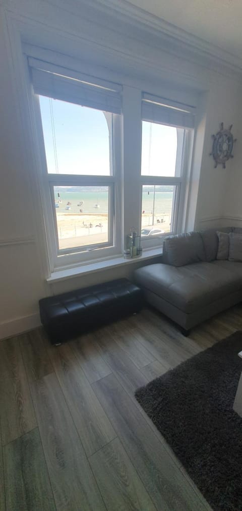 3 Harbour Views Apartment in Rhôs-on-Sea