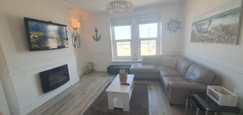 3 Harbour Views Apartment in Rhôs-on-Sea