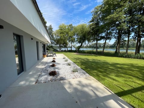 Property building, Spring, Natural landscape, Garden, Balcony/Terrace, Garden view, Lake view