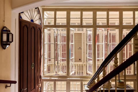 Seating area, Area and facilities