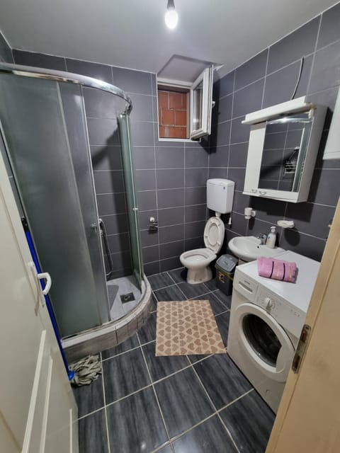 Shower, Toilet, Bathroom, towels, washing machine