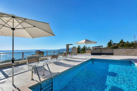 View (from property/room), Balcony/Terrace, Swimming pool, sunbed