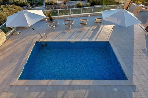 Swimming pool, sunbed