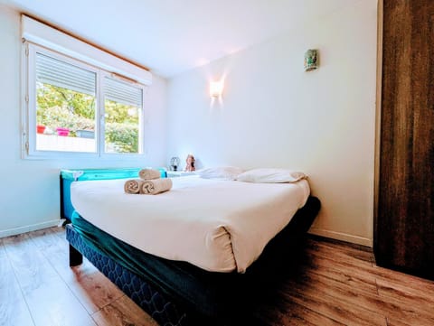 Bed, Bedroom, towels