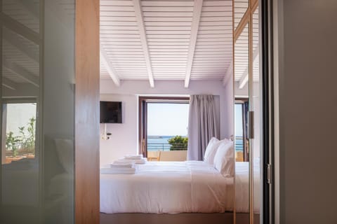 Bed, Natural landscape, Bathroom, TV and multimedia, Photo of the whole room, Bedroom