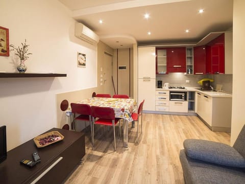 Kitchen or kitchenette, Living room, Seating area, Dining area, oven, pet friendly, stove