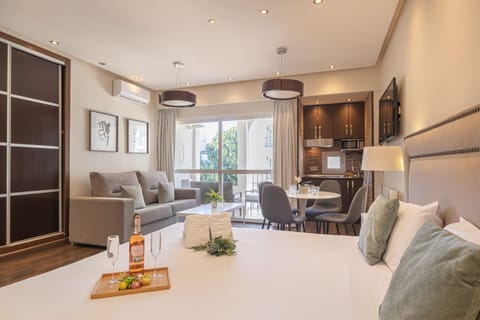 Bed, TV and multimedia, Living room, Seating area, Dining area, Bedroom, air conditioner