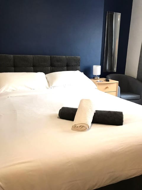 Bed, Bedroom, towels