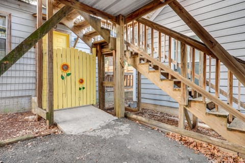 Cozy Couples Cottage with View Near Canyon Lake! Apartment in Canyon Lake