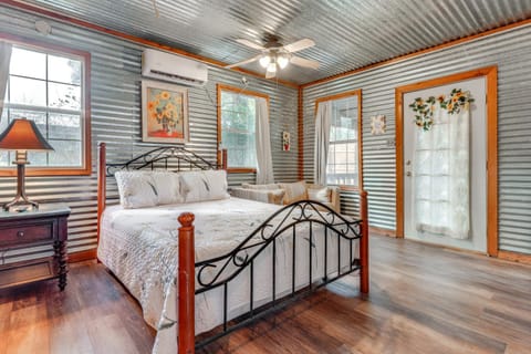 Cozy Couples Cottage with View Near Canyon Lake! Apartment in Canyon Lake