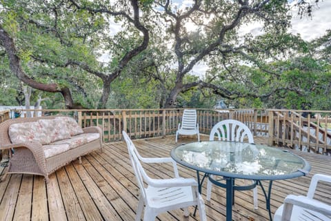 Cozy Couples Cottage with View Near Canyon Lake! Apartment in Canyon Lake