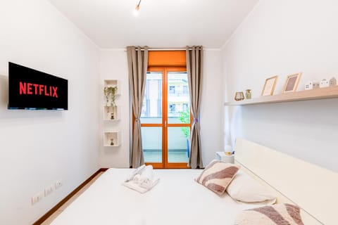 Bed, TV and multimedia, Photo of the whole room, Bedroom, towels