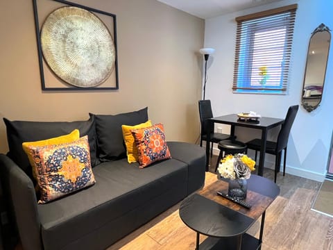 Glastonbury Hidden Passage, Split Level 1 Bedroom Apt Apartment in Glastonbury