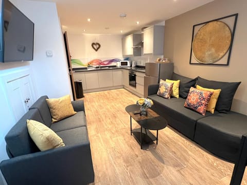 Glastonbury Hidden Passage, Split Level 1 Bedroom Apt Apartment in Glastonbury