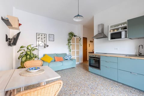 Kitchen or kitchenette, Dining area, oven, stove