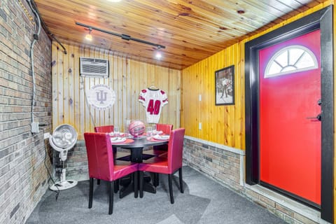 1 Mi to IU Hoosier Home with Fire Pit and Fenced Yard House in Bloomington