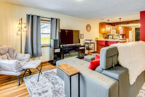 1 Mi to IU Hoosier Home with Fire Pit and Fenced Yard House in Bloomington