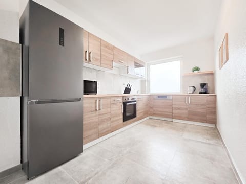 Coffee/tea facilities, dishwasher, microwave, oven, stove, kitchen