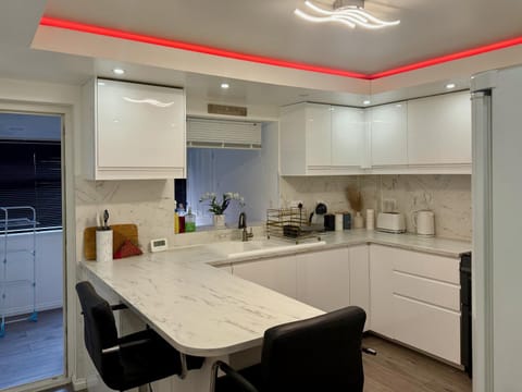 Coffee/tea facilities, Kitchen or kitchenette, Dining area