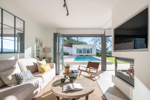 Day, TV and multimedia, View (from property/room), Balcony/Terrace, Living room, Seating area, Dining area, Pool view, Swimming pool, sunbed