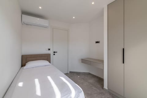 Bedroom, air conditioner