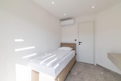 Bedroom, air conditioner