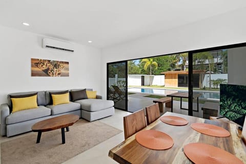 TV and multimedia, Living room, Seating area, air conditioner