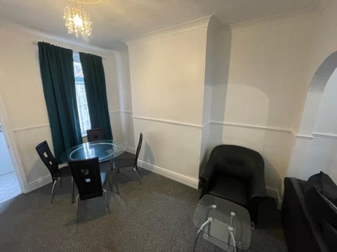 Cosy 2 Bed Home, Ideal Location House in Doncaster