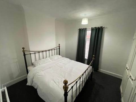 Cosy 2 Bed Home, Ideal Location House in Doncaster