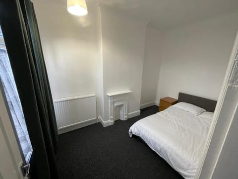 Cosy 2 Bed Home, Ideal Location House in Doncaster