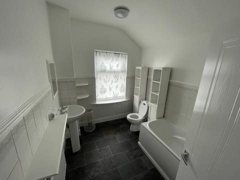 Cosy 2 Bed Home, Ideal Location House in Doncaster