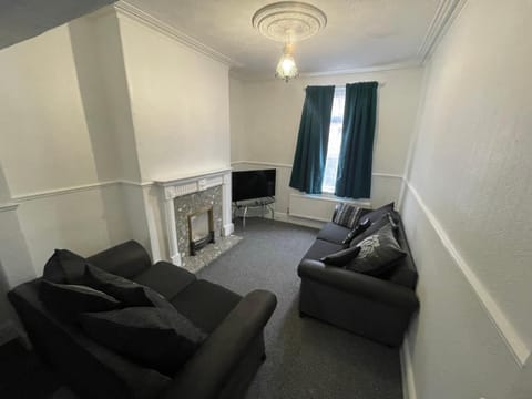 Cosy 2 Bed Home, Ideal Location House in Doncaster
