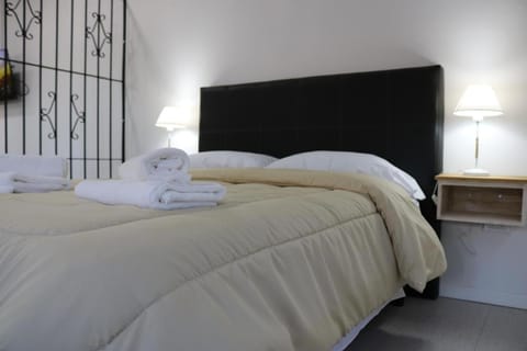 Bed, towels