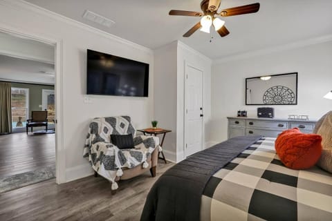 Sandy Springs Retreatpoolhottubking Bed House in Sandy Springs