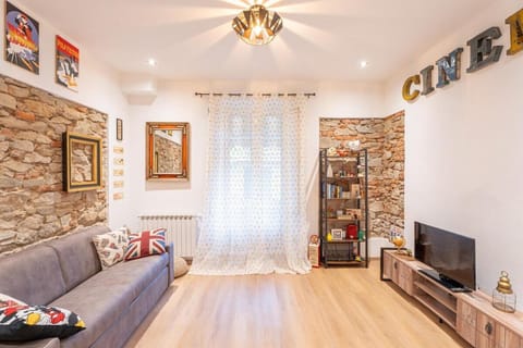 Communal lounge/ TV room, TV and multimedia, Living room, Seating area, Evening entertainment