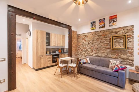 Kitchen or kitchenette, Living room, Seating area, Dining area, oven